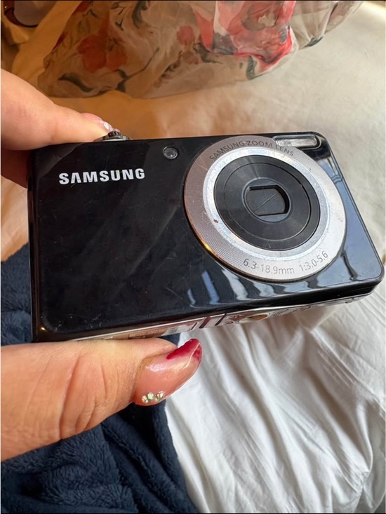Samsung Other - Samsung Glossy Black Compact Point-and-Shoot Camera
